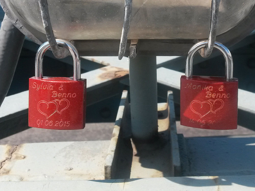 Illustration for article titled A szerelemlakat-vírus már a magyar hidakat is megfertőzte