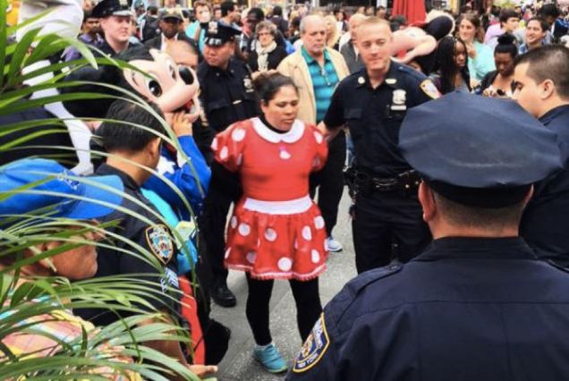 Egymásnak esett Minnie Mouse és Hello Kitty a Times Square-en