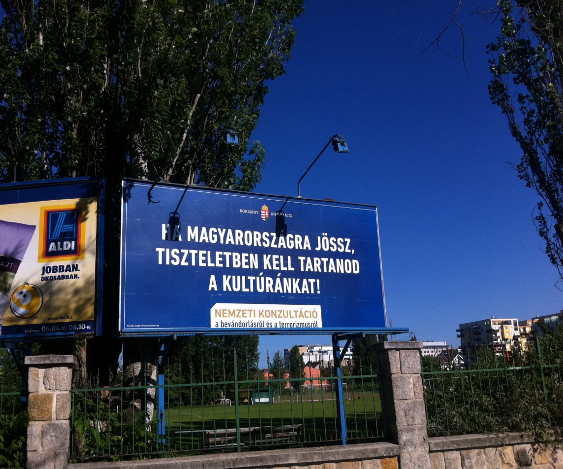 Nemcsak kirakták, de már le is festették az első bevándorlós plakátokat