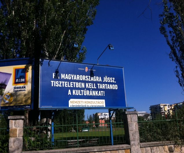 A rendőrség már meg is vizsgálta az összefestékezett bevándorlóplakátot