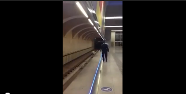 Mit reklámozhat a metróalagútba begyalogoló fehér inges férfi?