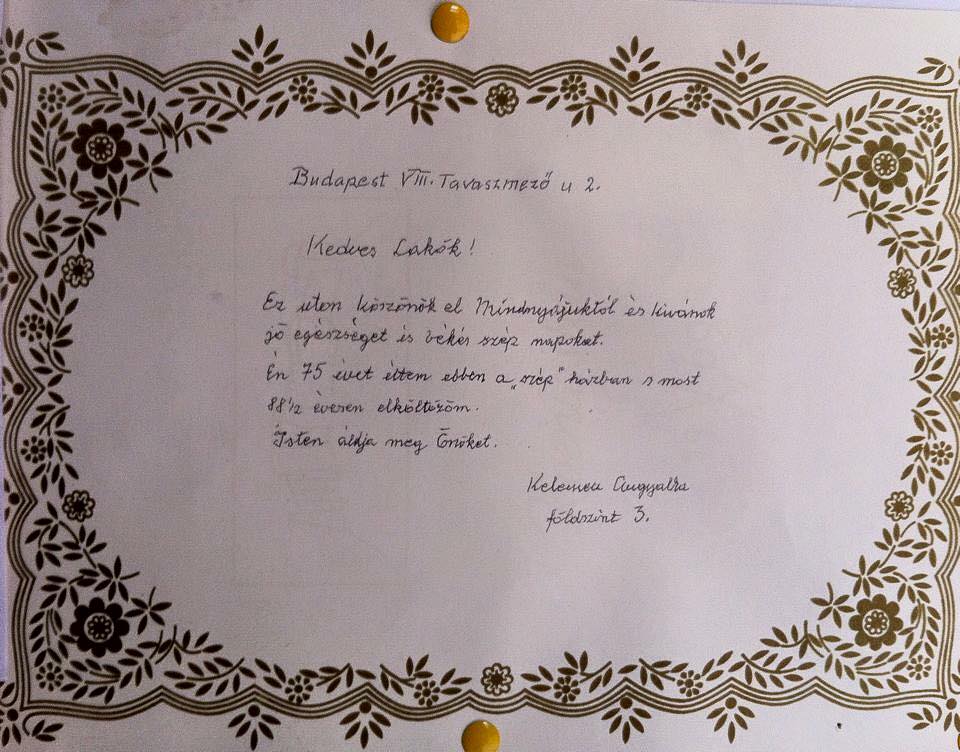 Nem mindig csak trágárságokat írnak ki a lépcsőházban!