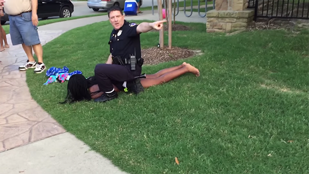 Felmondott a 15 éves fekete lánnyal keménykedő texasi rendőr