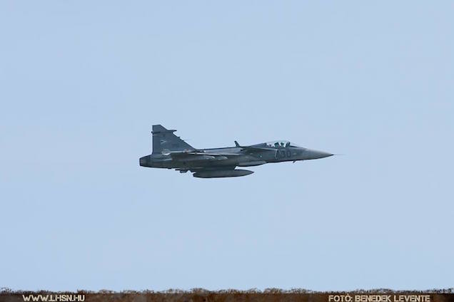 Csigolyáját törte a Gripen-pilóta