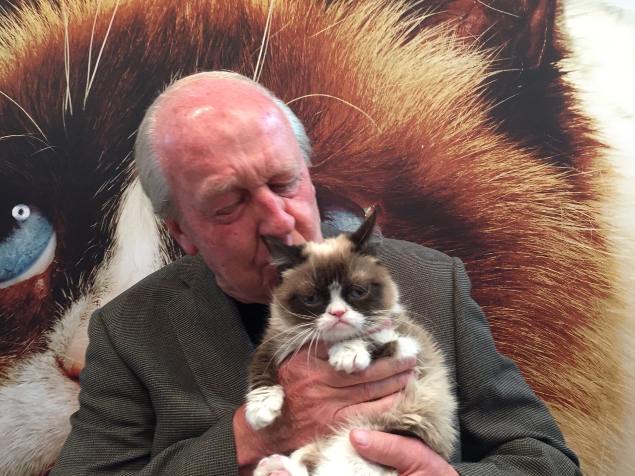 Kertész Imre tényleg Grumpy Cattel pózolt?