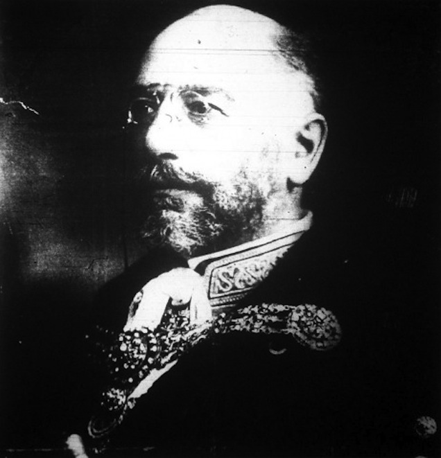 Illustration for article titled Szegény Weiss Manfrédot minden idióta politikus meggyalázza