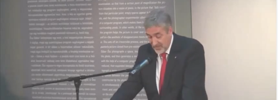 Halász János államtitkár megbűvöl, mint kígyóbűvölő a kobrát