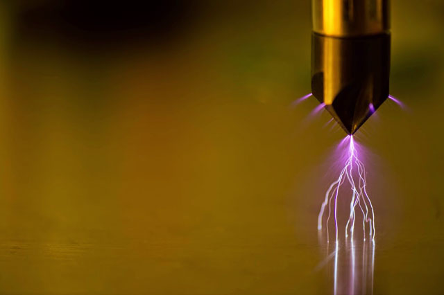 Illustration for article titled Ilyen villámokat lehet szórni egy hordozható Tesla-tekerccsel