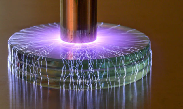 Illustration for article titled Ilyen villámokat lehet szórni egy hordozható Tesla-tekerccsel