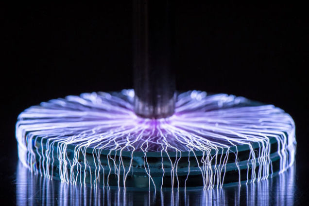 Illustration for article titled Ilyen villámokat lehet szórni egy hordozható Tesla-tekerccsel