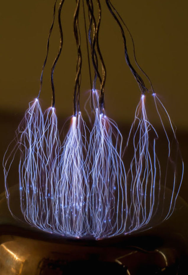 Illustration for article titled Ilyen villámokat lehet szórni egy hordozható Tesla-tekerccsel