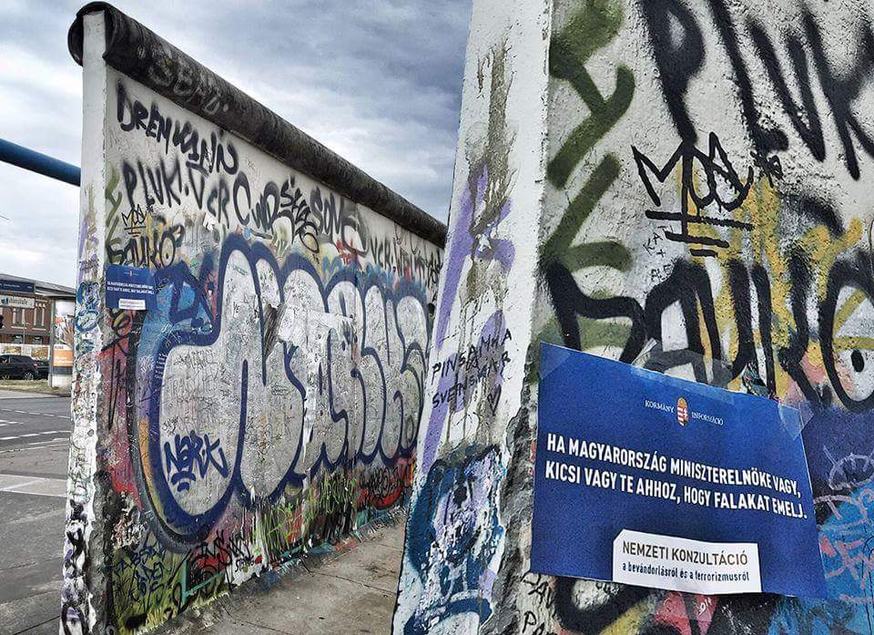 Hoppá, mit ragasztottak a berlini falra?