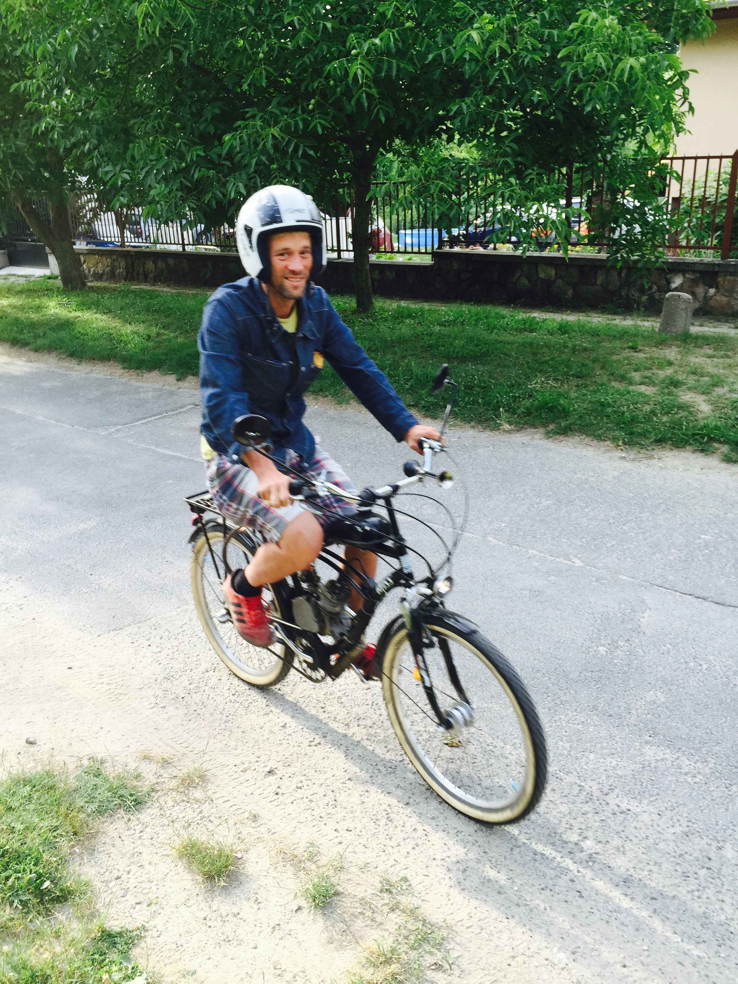 Illustration for article titled Gerillahorgászat Budapesten: benzines biciklivel a titkos tavon