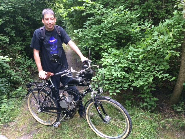 Illustration for article titled Gerillahorgászat Budapesten: benzines biciklivel a titkos tavon