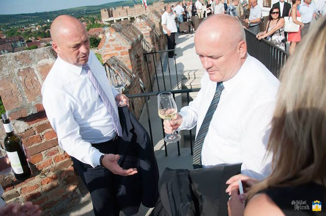 Viktor! Vedd már észre!!! Ezek maffiózók!!!!