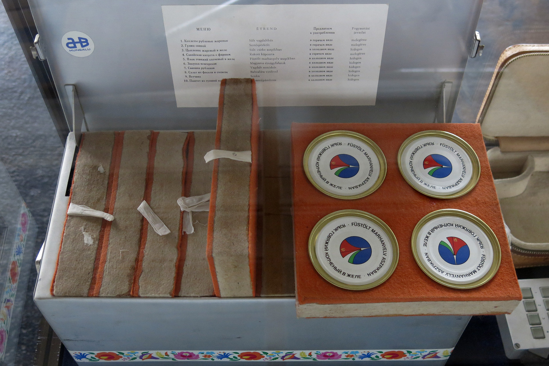 Illustration for article titled Még soha nem láttam ennyi szomorú nénit egyszerre