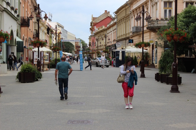 A képviselőnek jár, hogy a sétálóutcán parkolhasson, ha hugyoznia kell