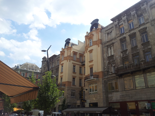 Illustration for article titled Ilyen menő lett a felújított Király Bazár homlokzata