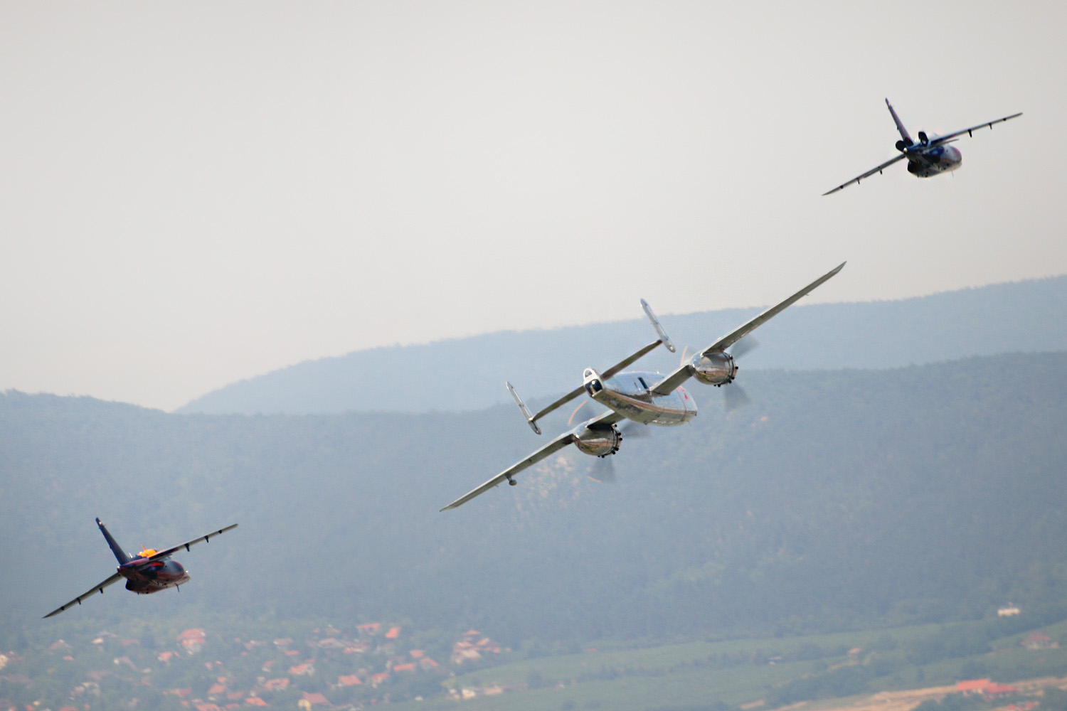 Illustration for article titled Az euroatlanti demokrácia őrzői mennydörögtek Budapest fölött