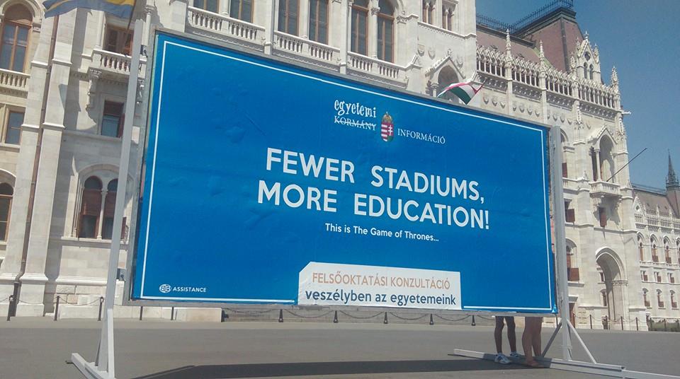 Már a felsőoktatás ügyében is ellenplakátokkal üzentek a Kossuth téren