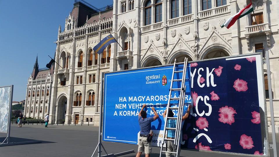 Illustration for article titled Már a felsőoktatás ügyében is ellenplakátokkal üzentek a Kossuth téren