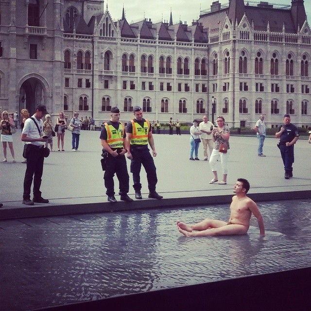 Illustration for article titled A szivárvány melyik színe áll a legjobban az érpataki polgármesternek?