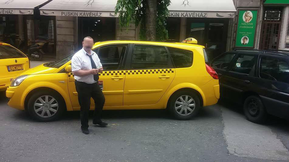 A gyerekes családdal keménykedő taxist a saját társasága büntette meg