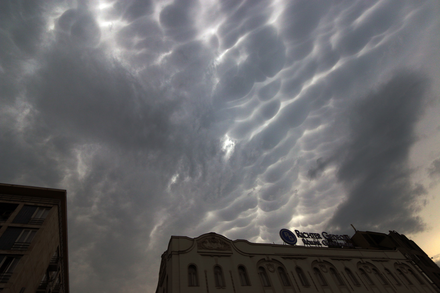 A végítélet felhőivel érkezett a vihar Budapestre