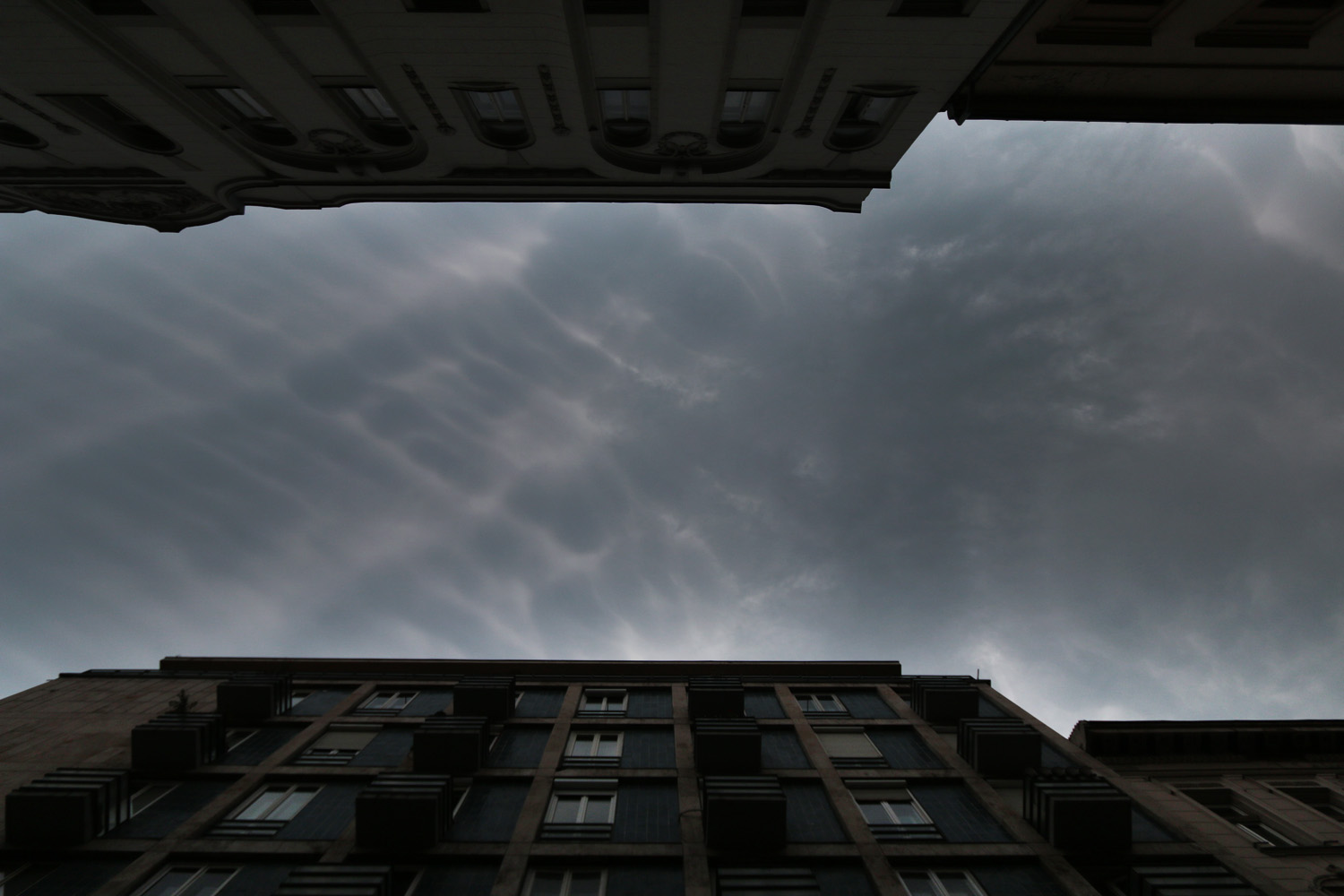 Illustration for article titled A végítélet felhőivel érkezett a vihar Budapestre