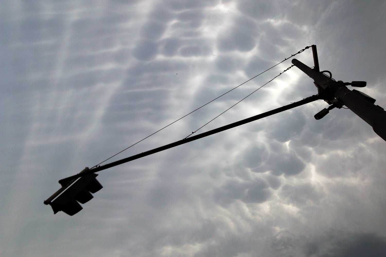 Illustration for article titled A végítélet felhőivel érkezett a vihar Budapestre