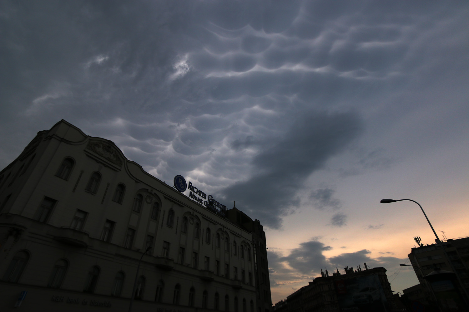 Illustration for article titled A végítélet felhőivel érkezett a vihar Budapestre