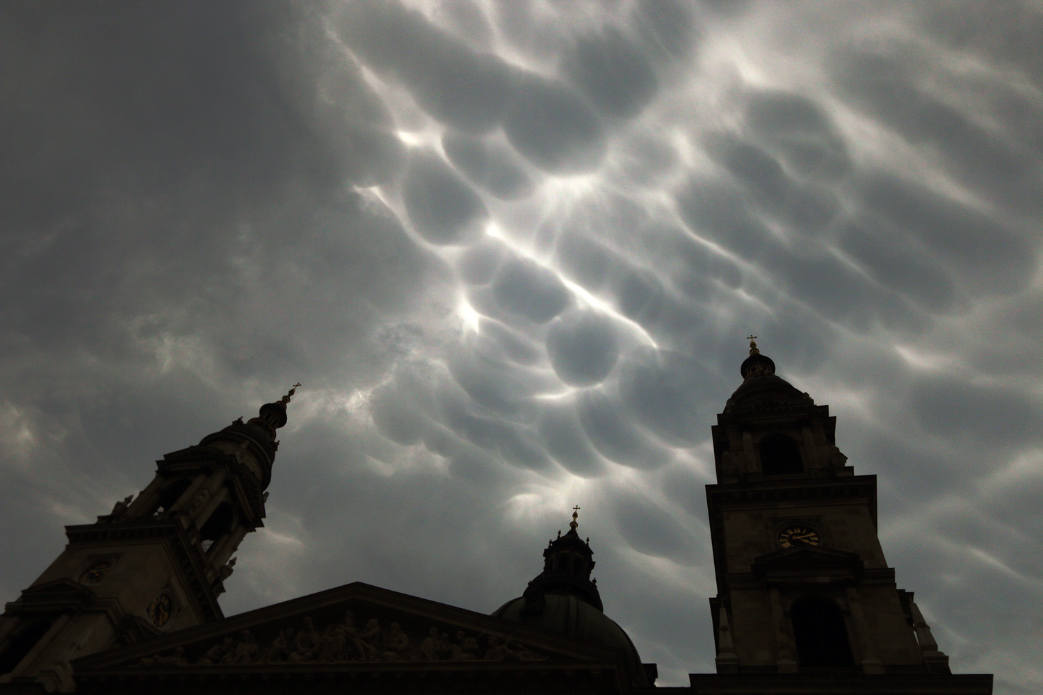 Illustration for article titled A végítélet felhőivel érkezett a vihar Budapestre