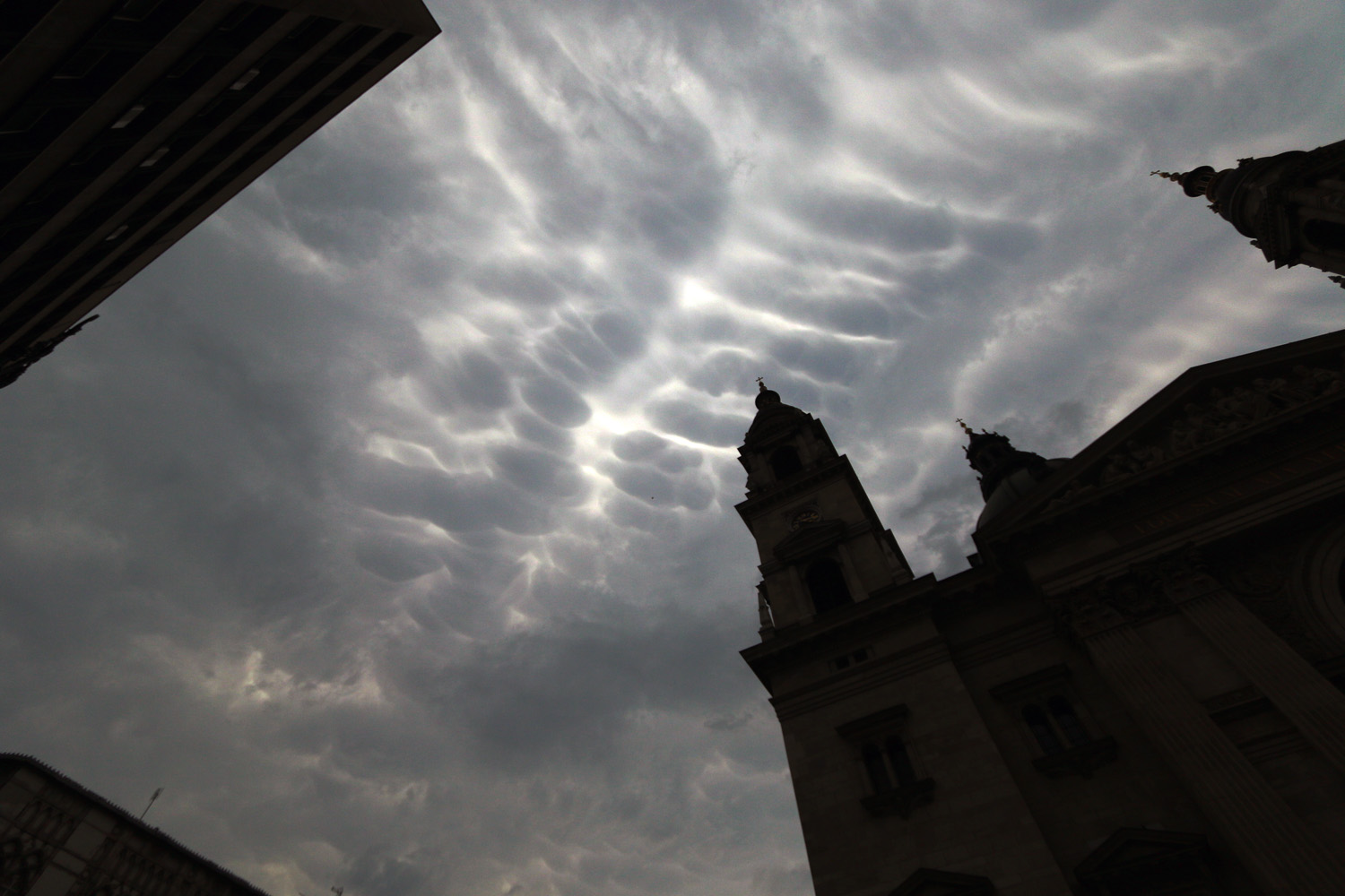 Illustration for article titled A végítélet felhőivel érkezett a vihar Budapestre