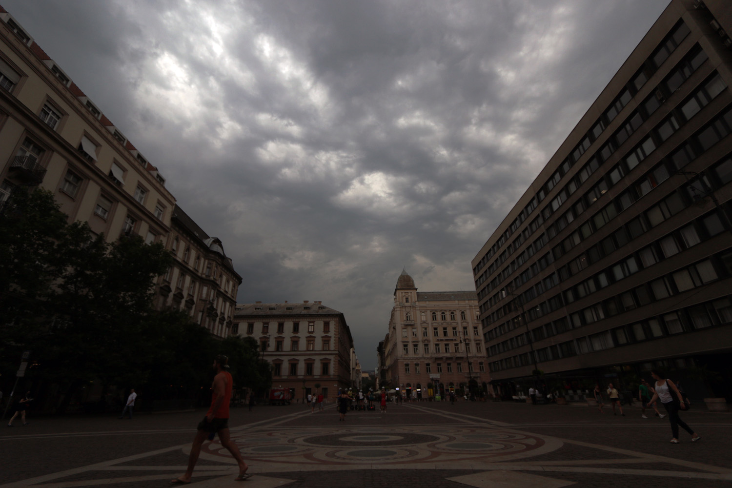 Illustration for article titled A végítélet felhőivel érkezett a vihar Budapestre