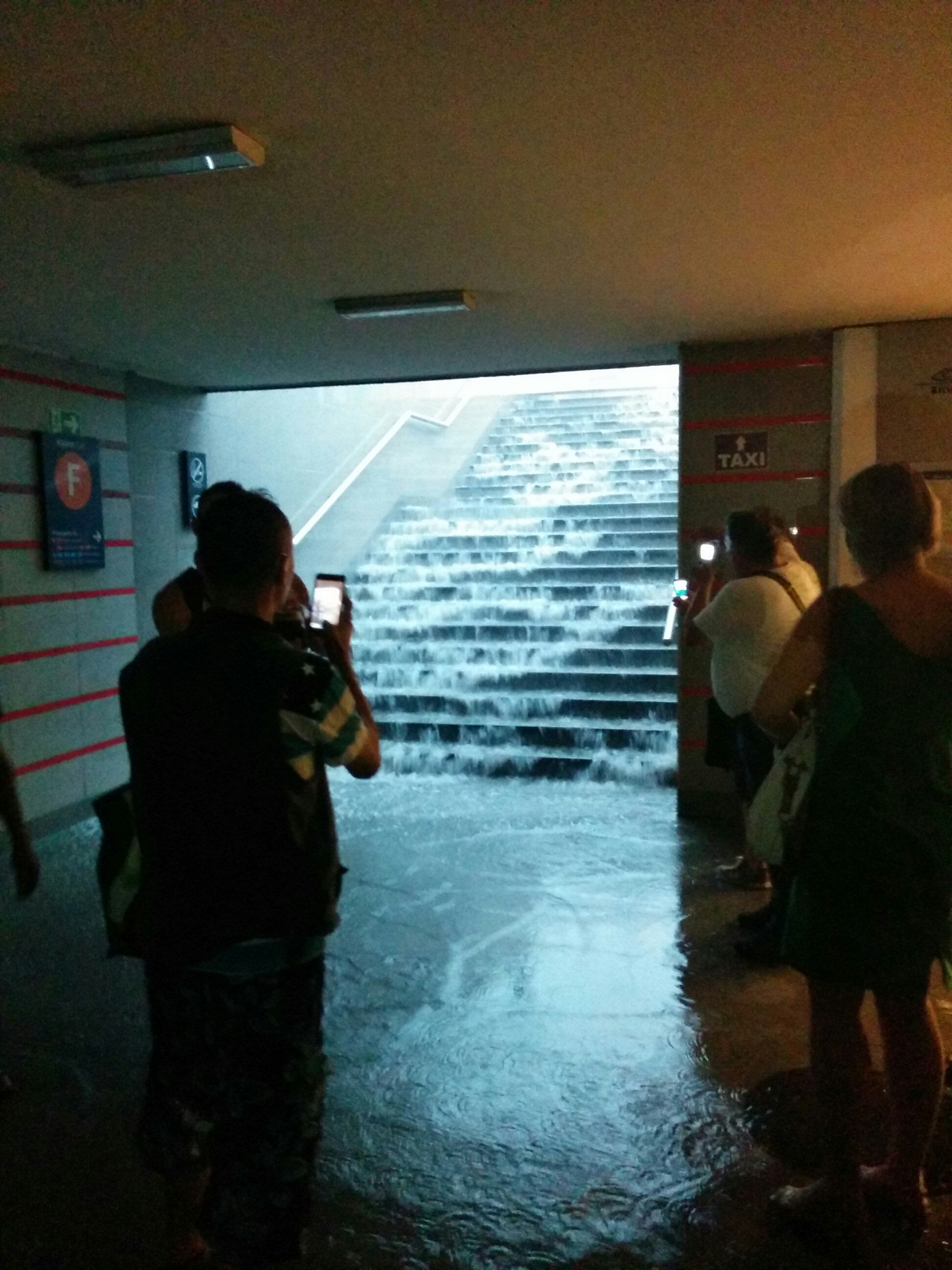 Az ügyetlen budapestiek okostelefonnal akartak horgászni a metróban