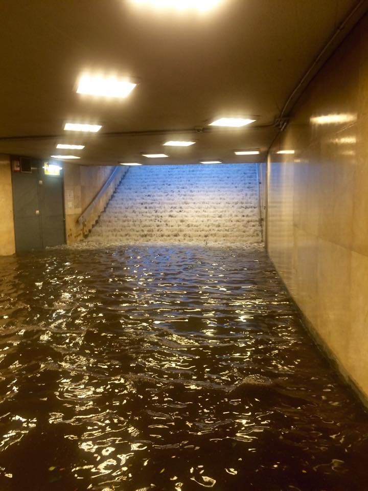 Illustration for article titled Viharmageddon Budapesten: lazachorgászhellyé alakult a metró