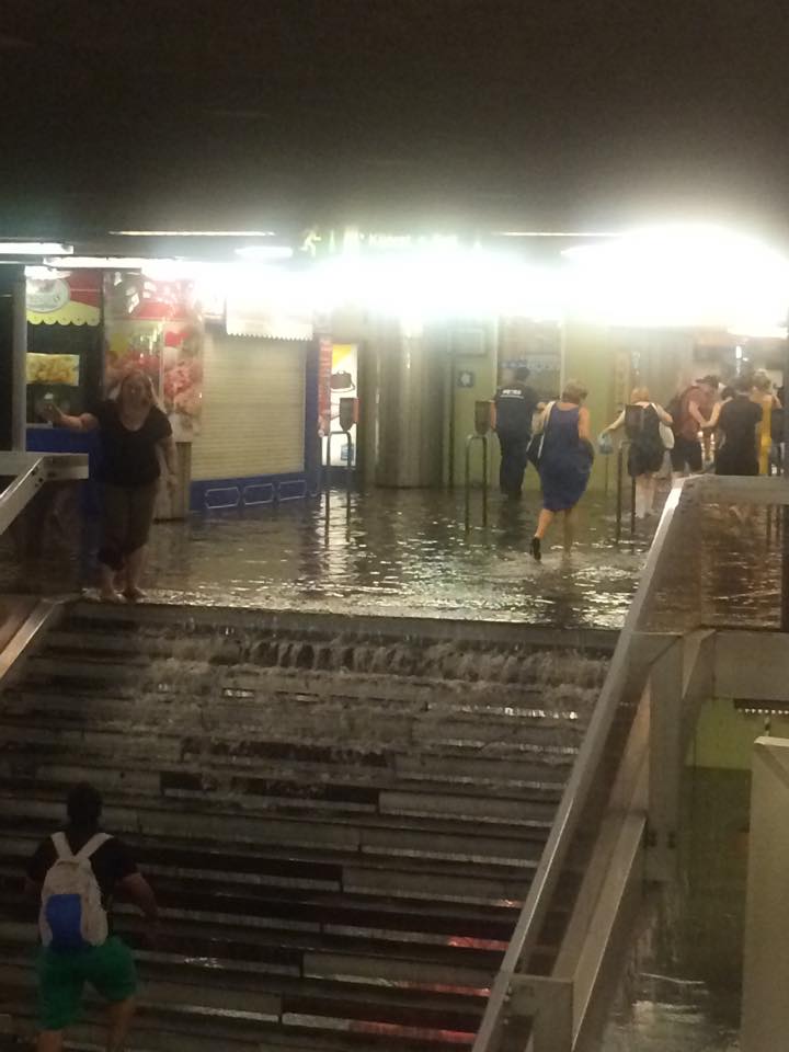 Illustration for article titled Viharmageddon Budapesten: lazachorgászhellyé alakult a metró