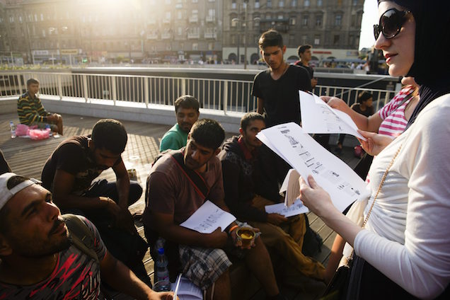 Első kézből: olvasónk elment a Keletibe a menekülteken segíteni
