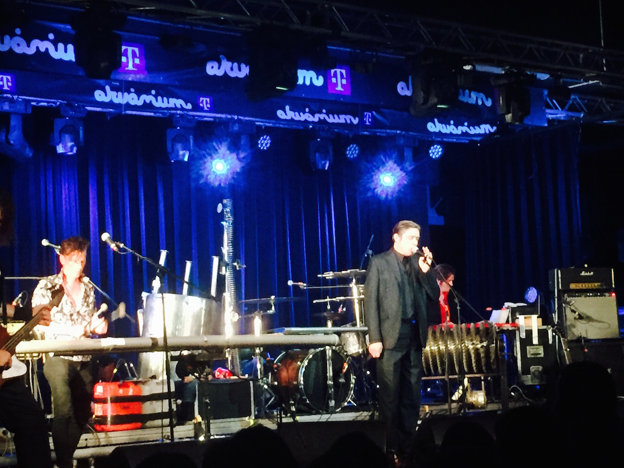 Illustration for article titled Vibrátorral izgatott basszgitár – Einstürzende Neubauten az Akváriumban