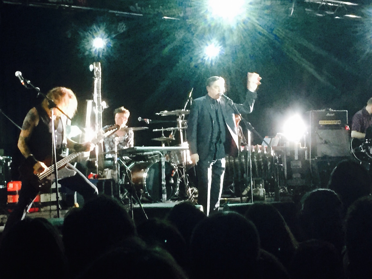 Illustration for article titled Vibrátorral izgatott basszgitár – Einstürzende Neubauten az Akváriumban