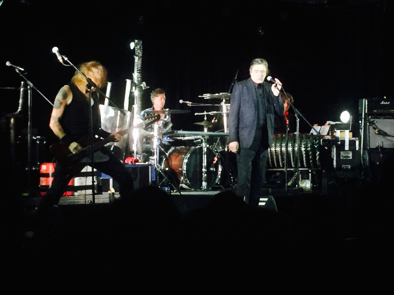 Illustration for article titled Vibrátorral izgatott basszgitár – Einstürzende Neubauten az Akváriumban