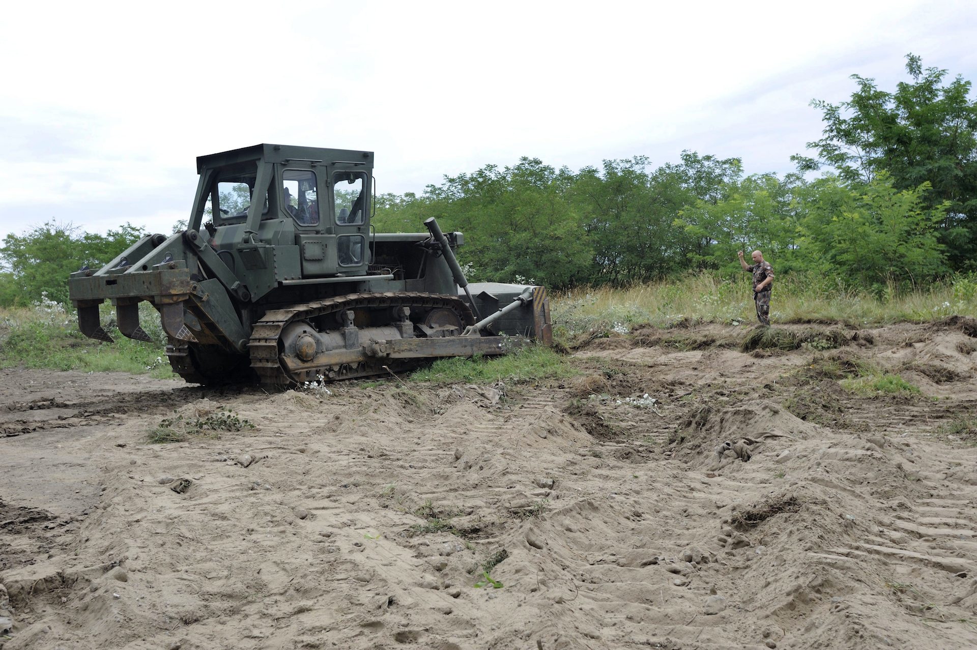 Illustration for article titled Pengés drót fut a menekültkerítésen