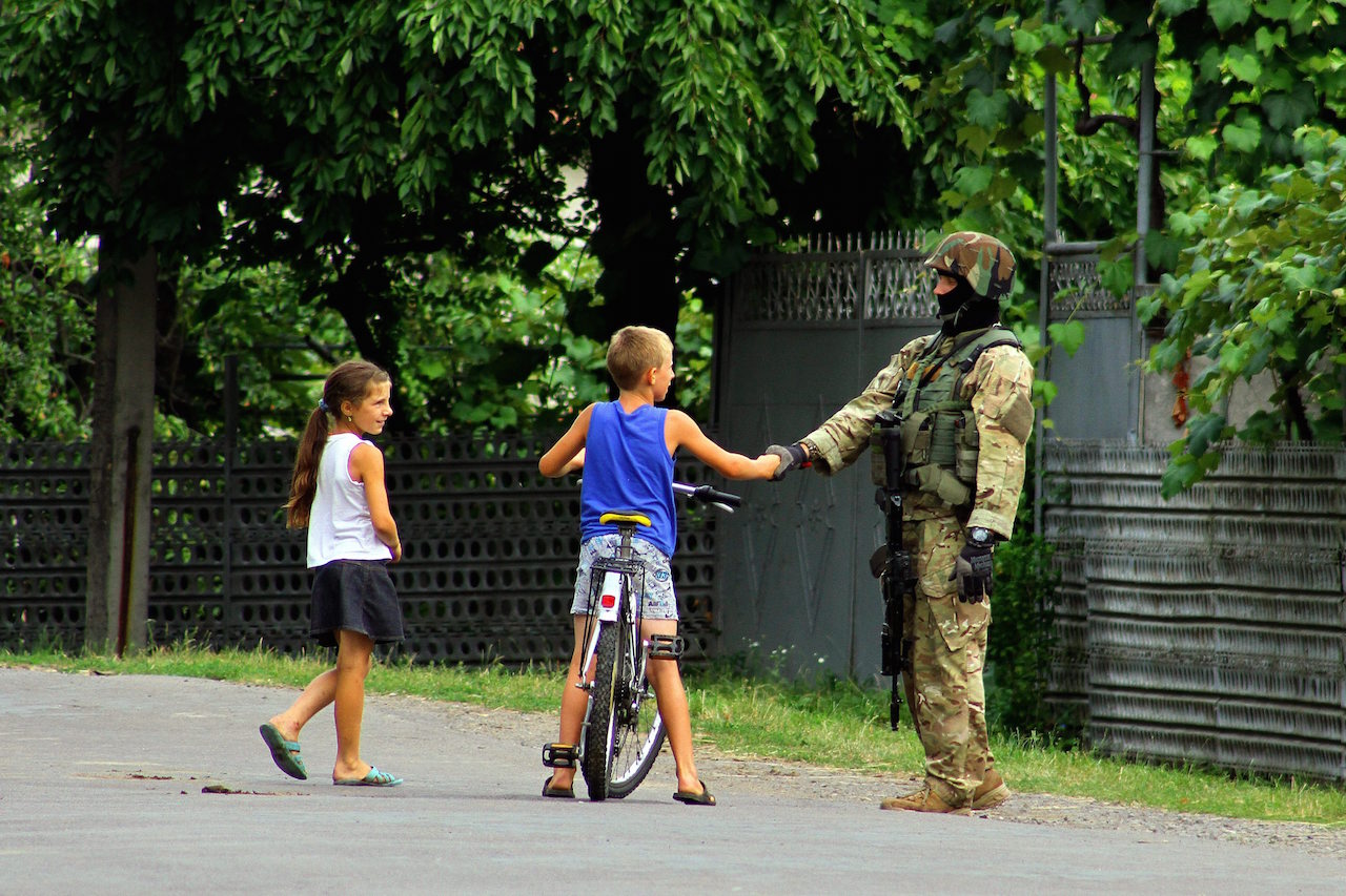 A csapi vámosok dolgoznak, és nem tudják, hogy ki vannak rúgva