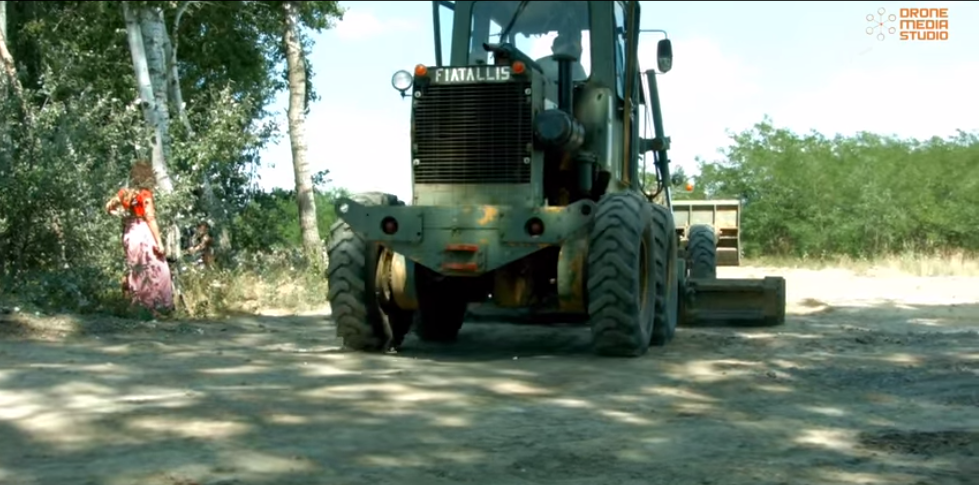 Illustration for article titled Drónról lefilmezték: még egy oszlop sem állt a próbakerítésből