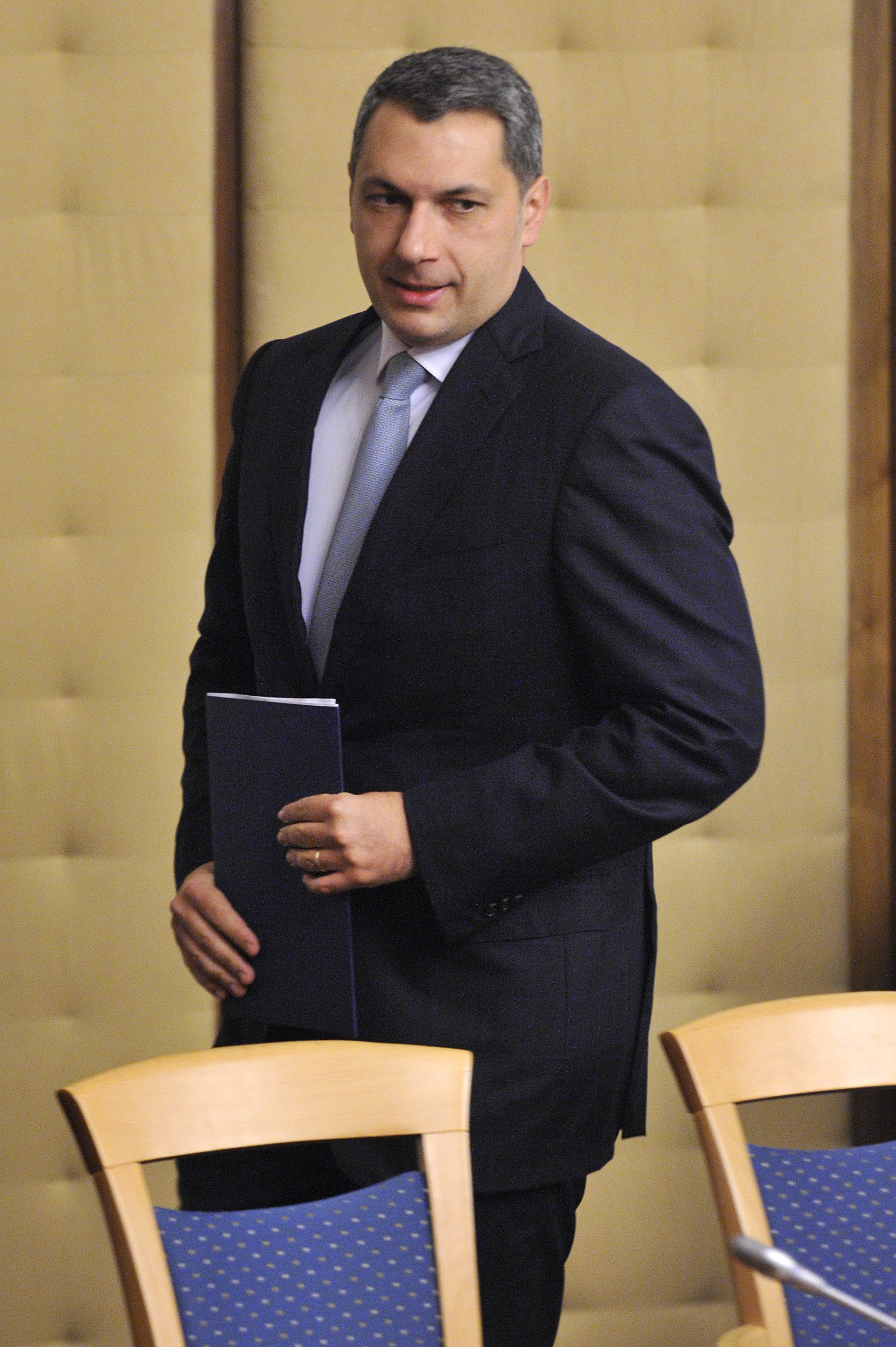 Illustration for article titled Mi történhetett szegény Lázár Jánossal?