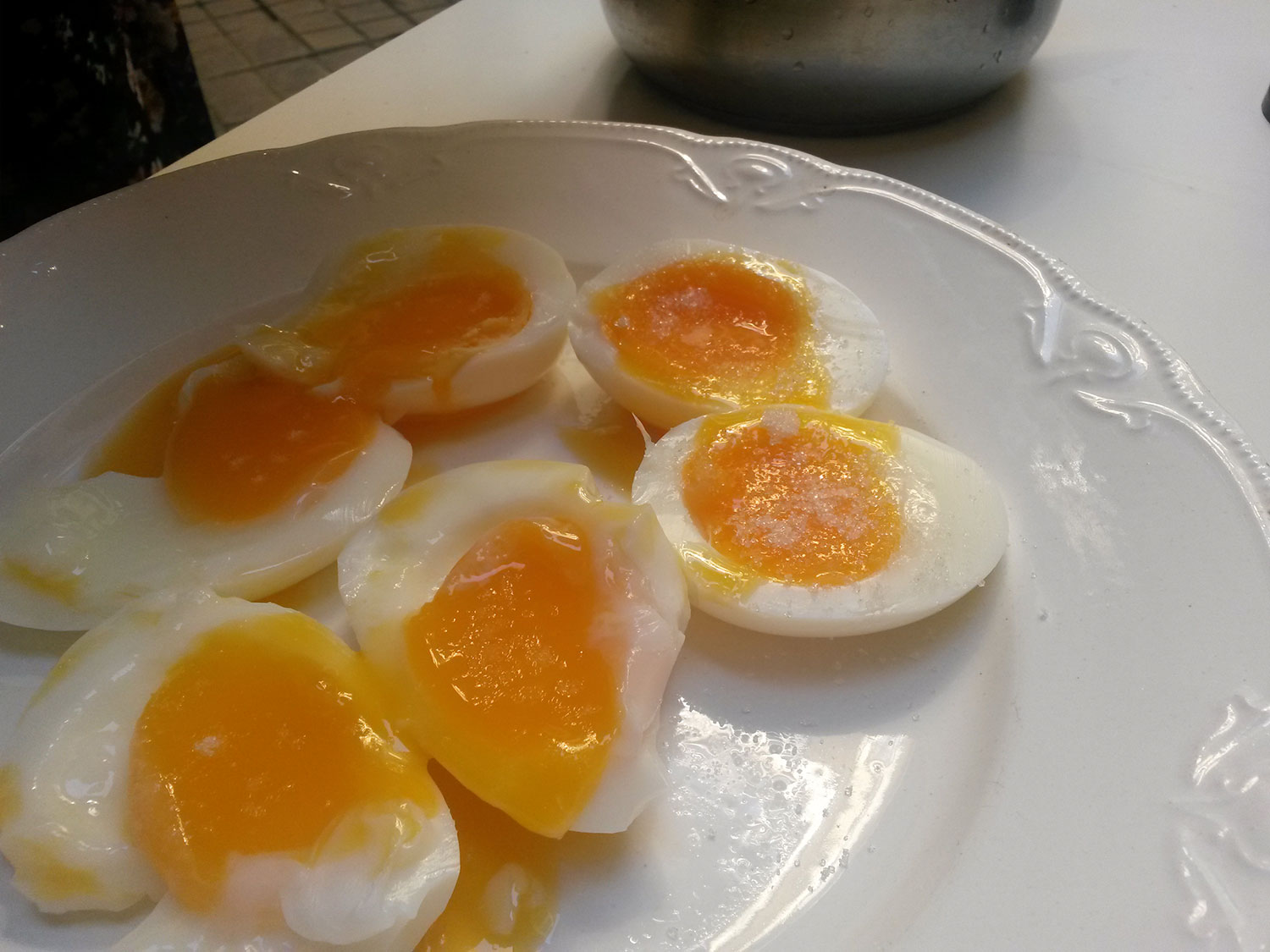 Illustration for article titled Kipróbáltuk, tényleg annyira borzalmas-e a karamellizált tojás