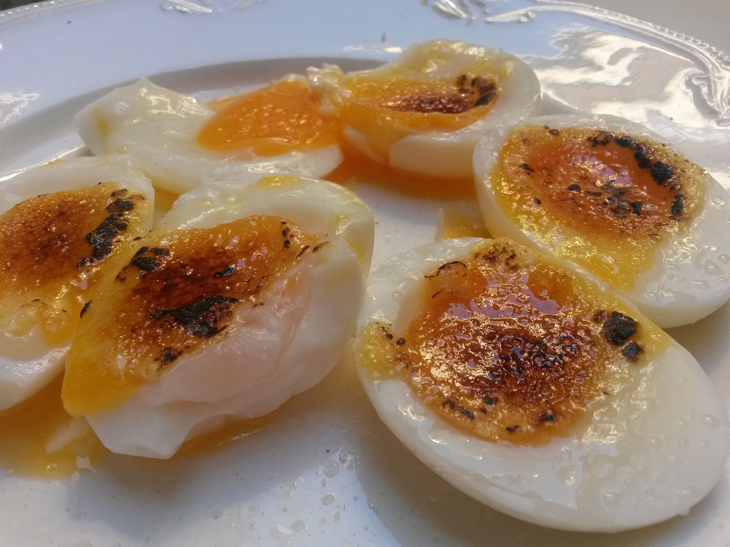 Illustration for article titled Kipróbáltuk, tényleg annyira borzalmas-e a karamellizált tojás