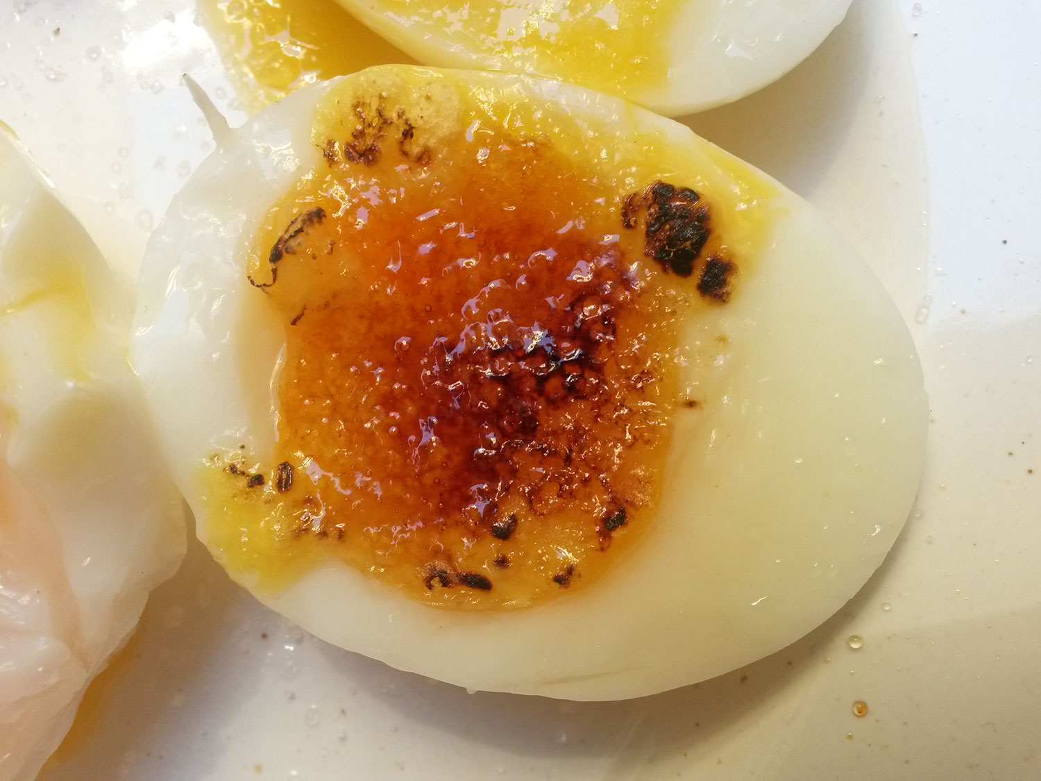 Illustration for article titled Kipróbáltuk, tényleg annyira borzalmas-e a karamellizált tojás