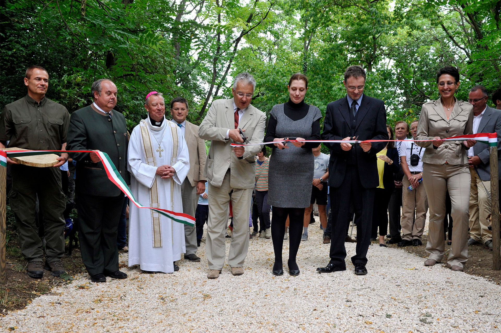 Illustration for article titled Mire hasonlít a Semjén Zsolt által átadott tanösvény turistajelzése?