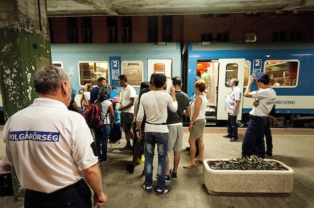 Hasmenéssel szállítottak kórházba 56 migránst a Nyugatiból